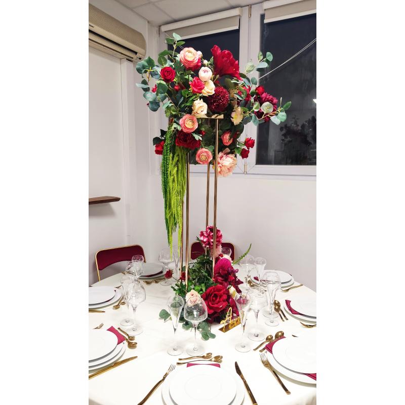 Composition fleurs artificielles et structure dorée