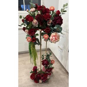 Composition fleurs artificielles et structure dorée