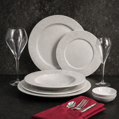 Combien de vaisselle prévoir pour 50 invités ?